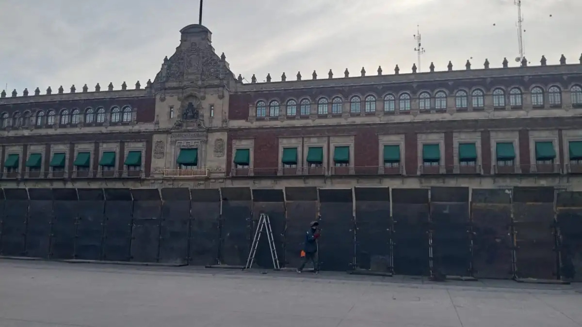 Blindan Palacio Nacional y Zócalo por Marcha de la Generación Z