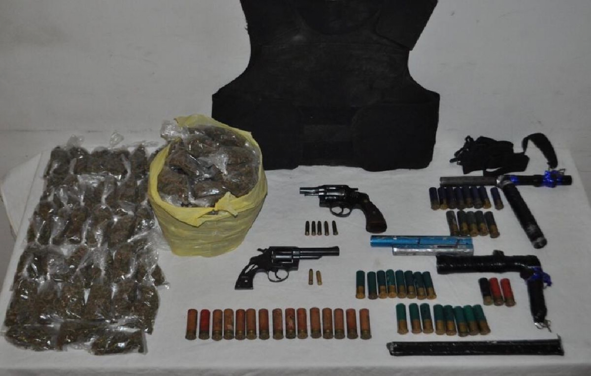 Transportaban droga y armas en un auto robado
