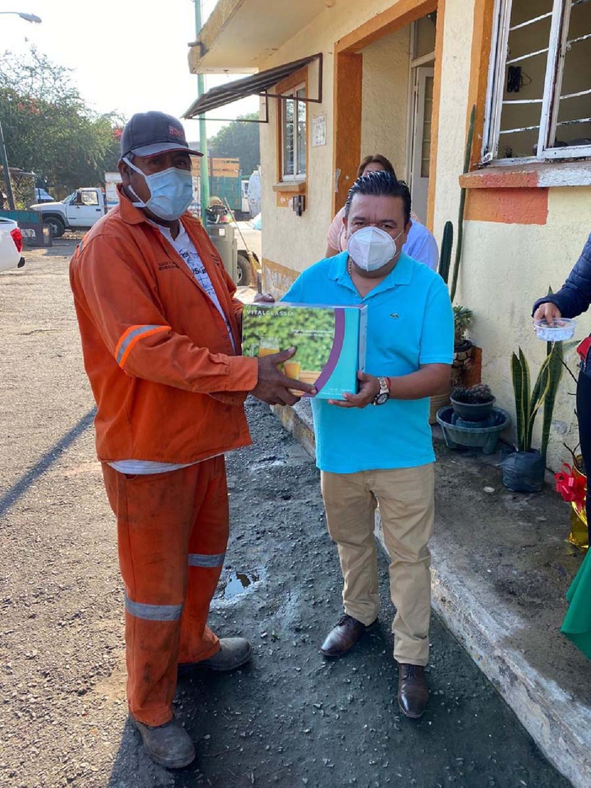 Ayuntamiento y KS Ambiental llevaron regalos de navidad a trabajadores de aseo urbano