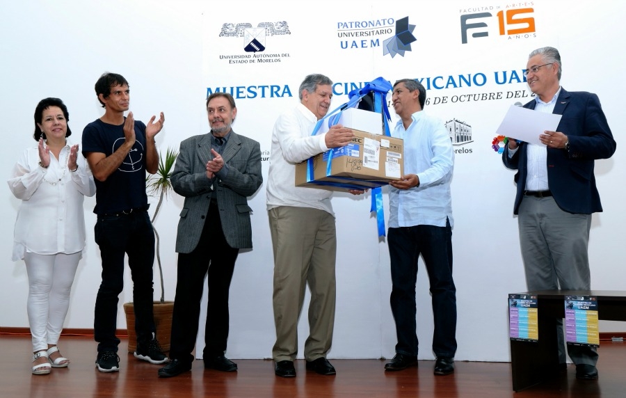 Entrega el Patronato universitario proyector profesional a la Facultad de Artes
