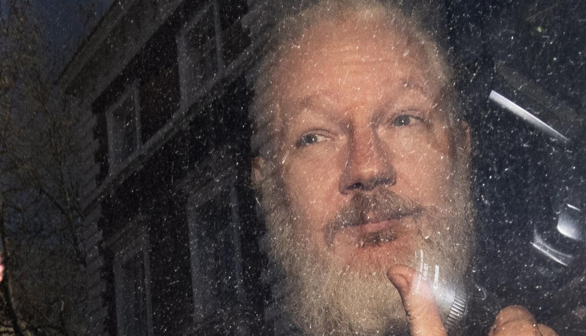 EU acusa a Julian Assange de conspiración y piratería informática y pide su extradición
