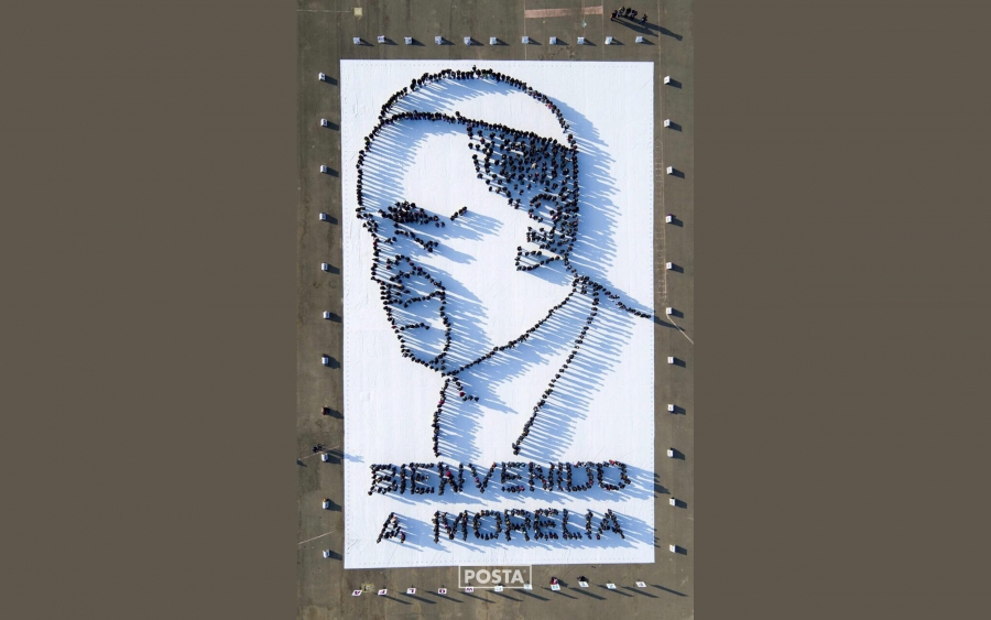 Morelia recibe al Papa con retrato viviente
