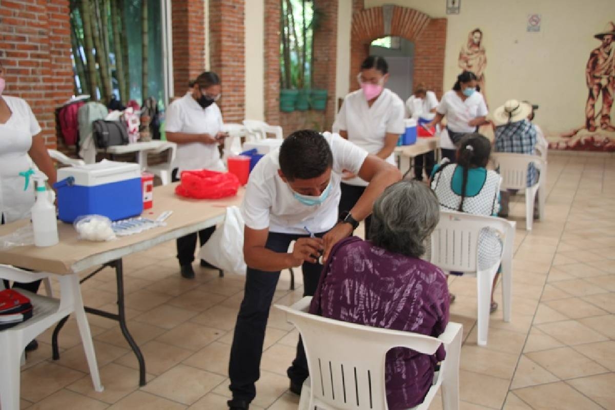 Aplican segunda dosis de vacuna anticovid en Tlaltizapán