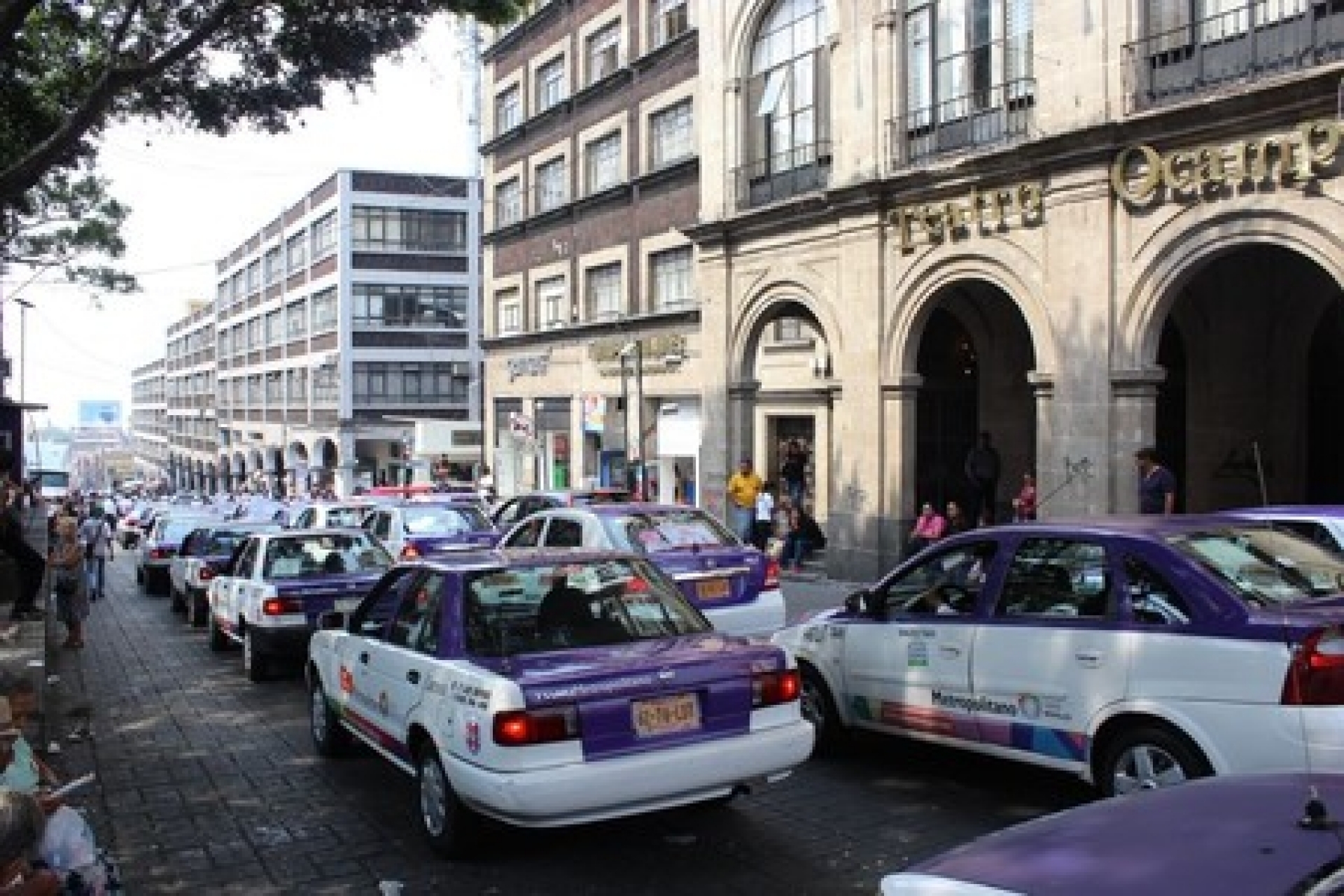 Solicitan perseguir a los taxis colectivos