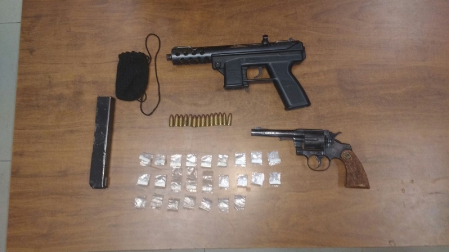 Arrestan a cuatro hombres en posesión de armas de fuego y cocaína