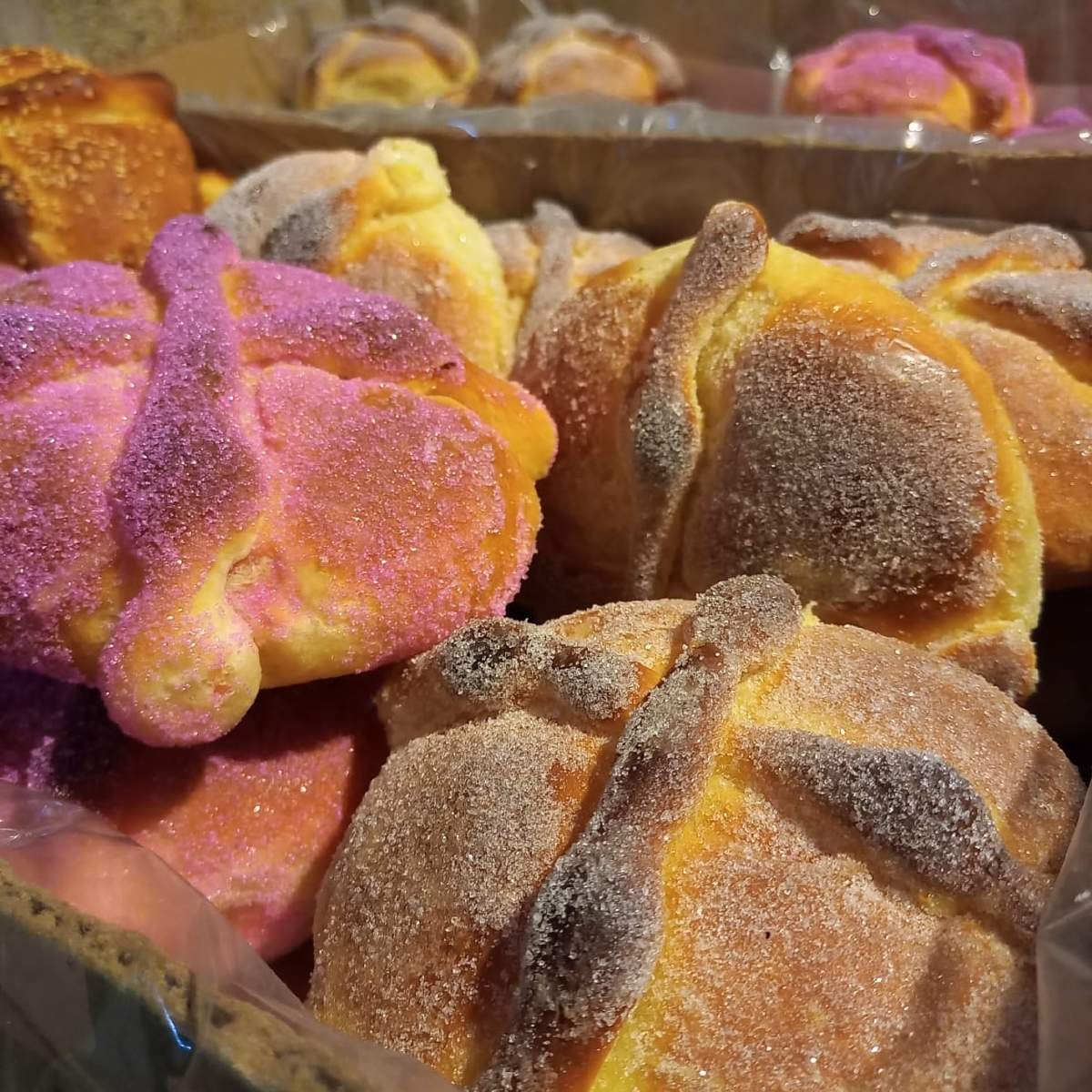 Le encanta hacer pan de muerto