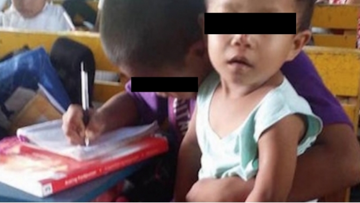 Niño de 9 años lleva a clases a su hermanito