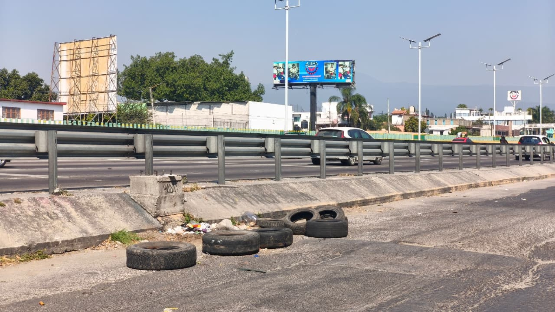 #AlertaVial Neumáticos en lateral del paso exprés