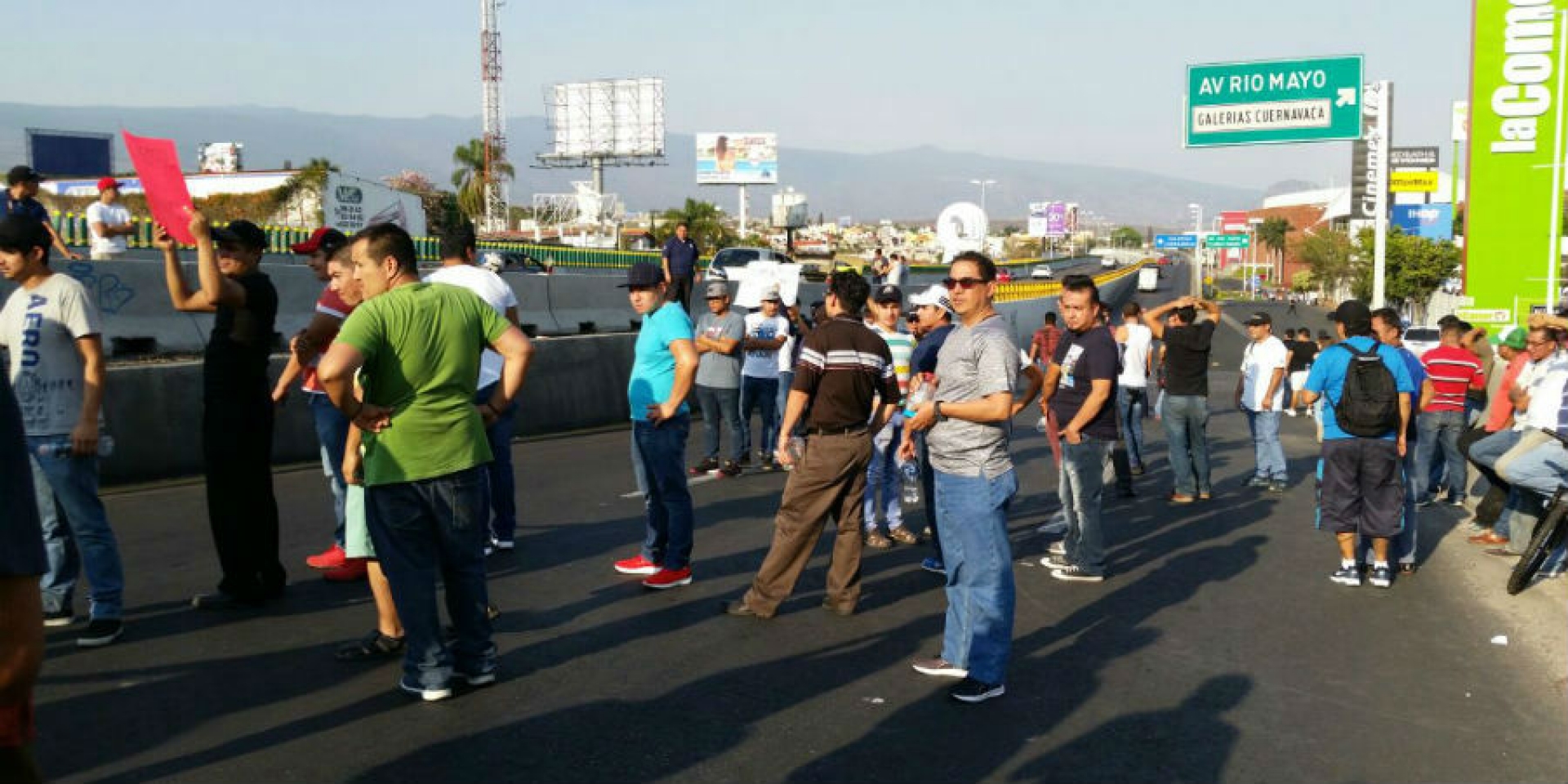 Se manifiestan trabajadores de empresa llantera; bloquean carriles en el paso exprés