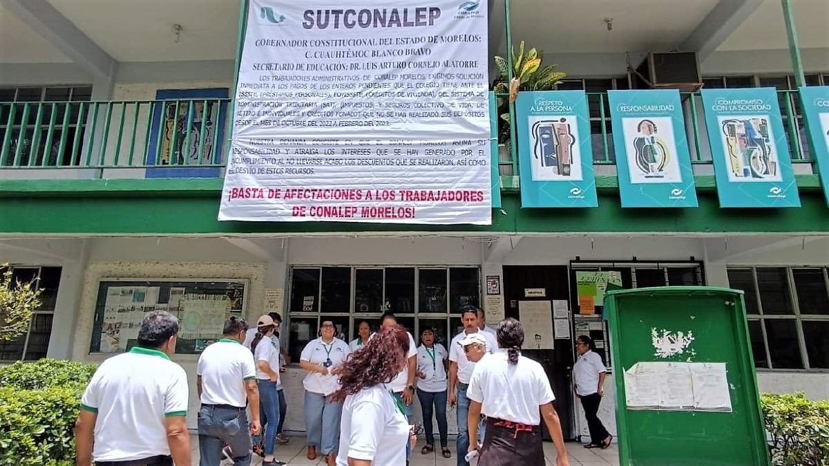 Se manifiestan trabajadores del Conalep por presuntos desvíos económicos