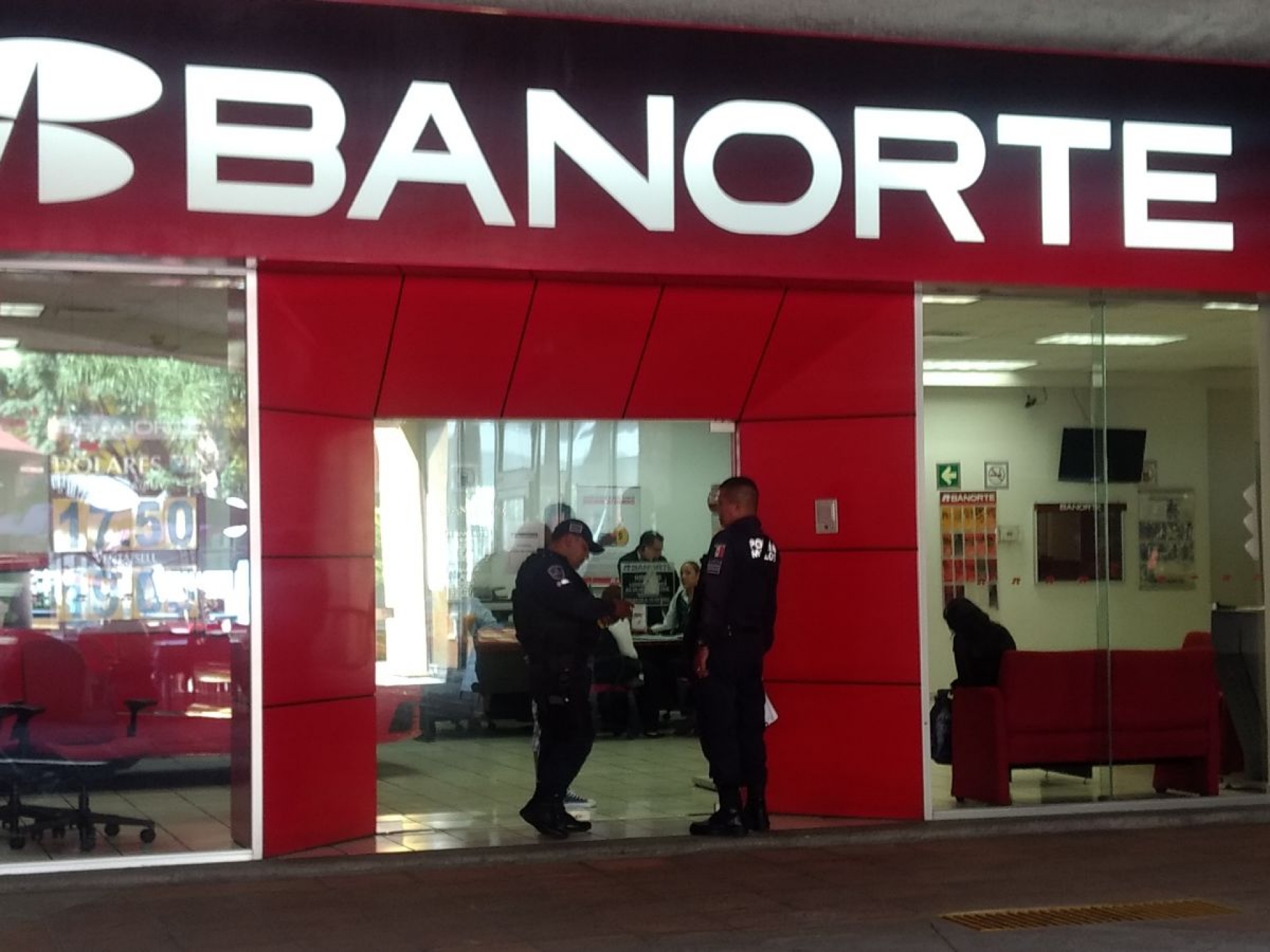 Asaltan sucursal bancaria en una plaza comercial