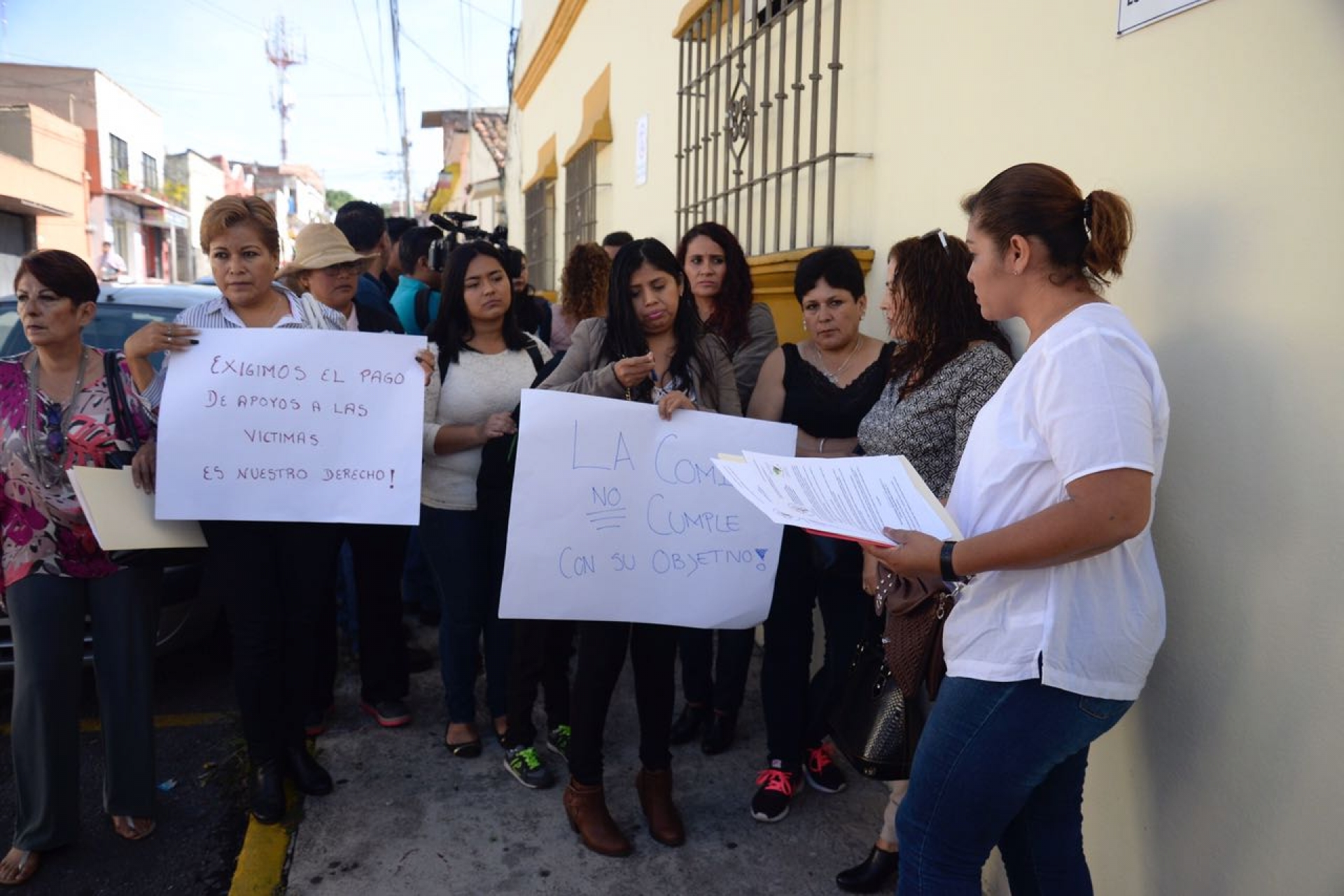 Víctimas se manifiestan en la CEAV