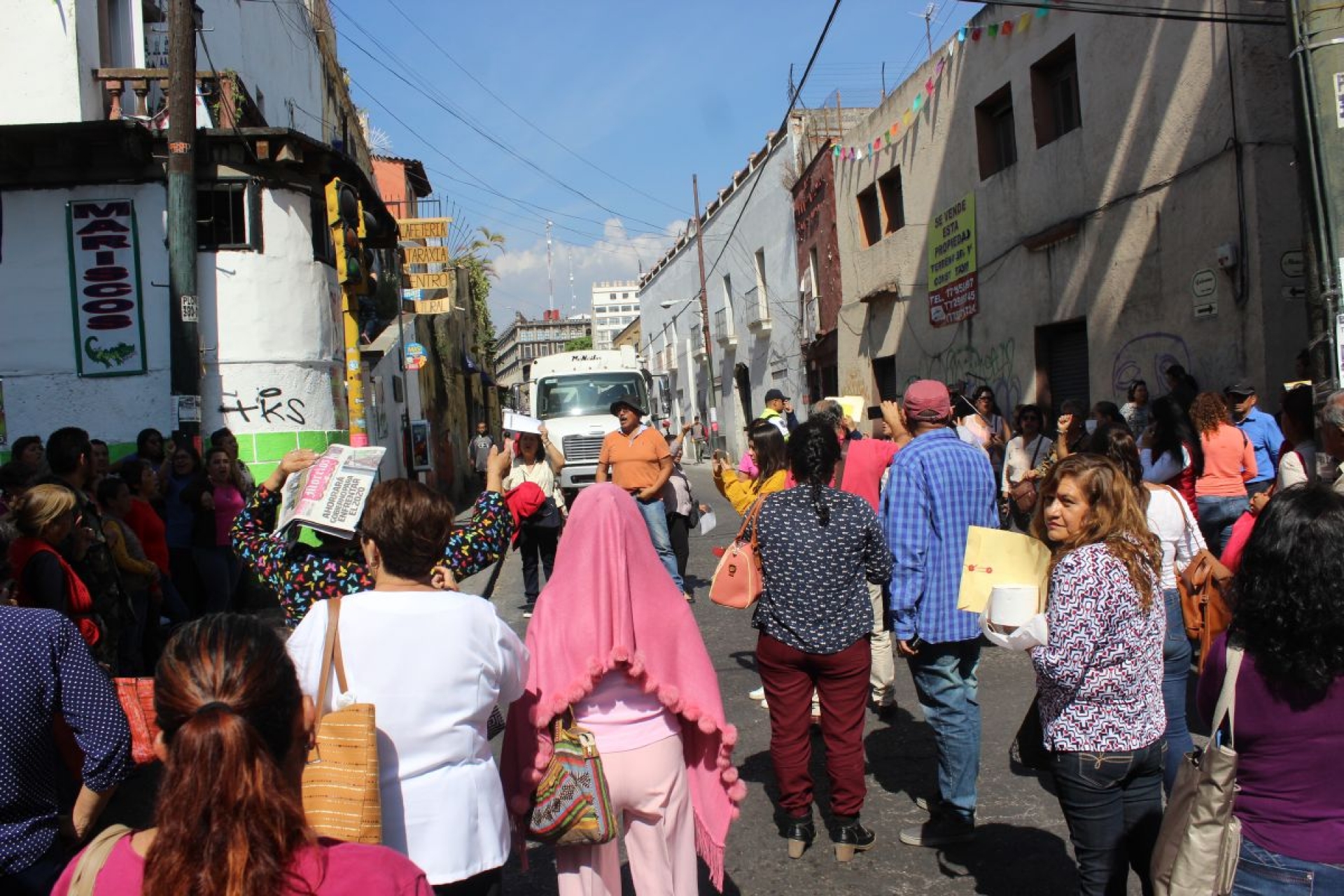 Maestros jubilados avisan que continuarán protestas