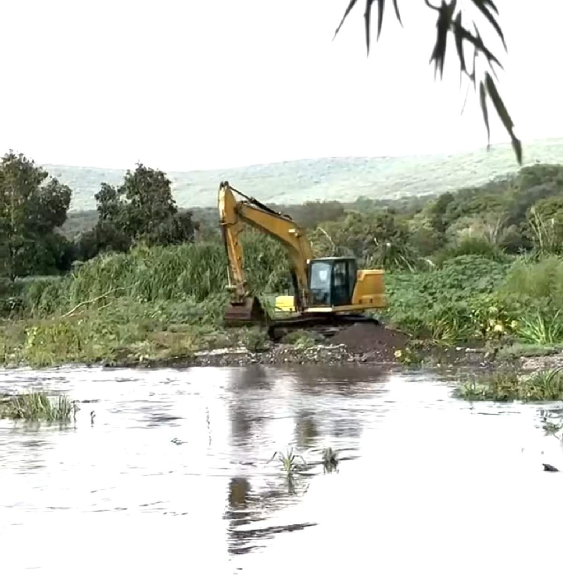 Realizan trabajos de desazolve en río Chalma en Mazatepec