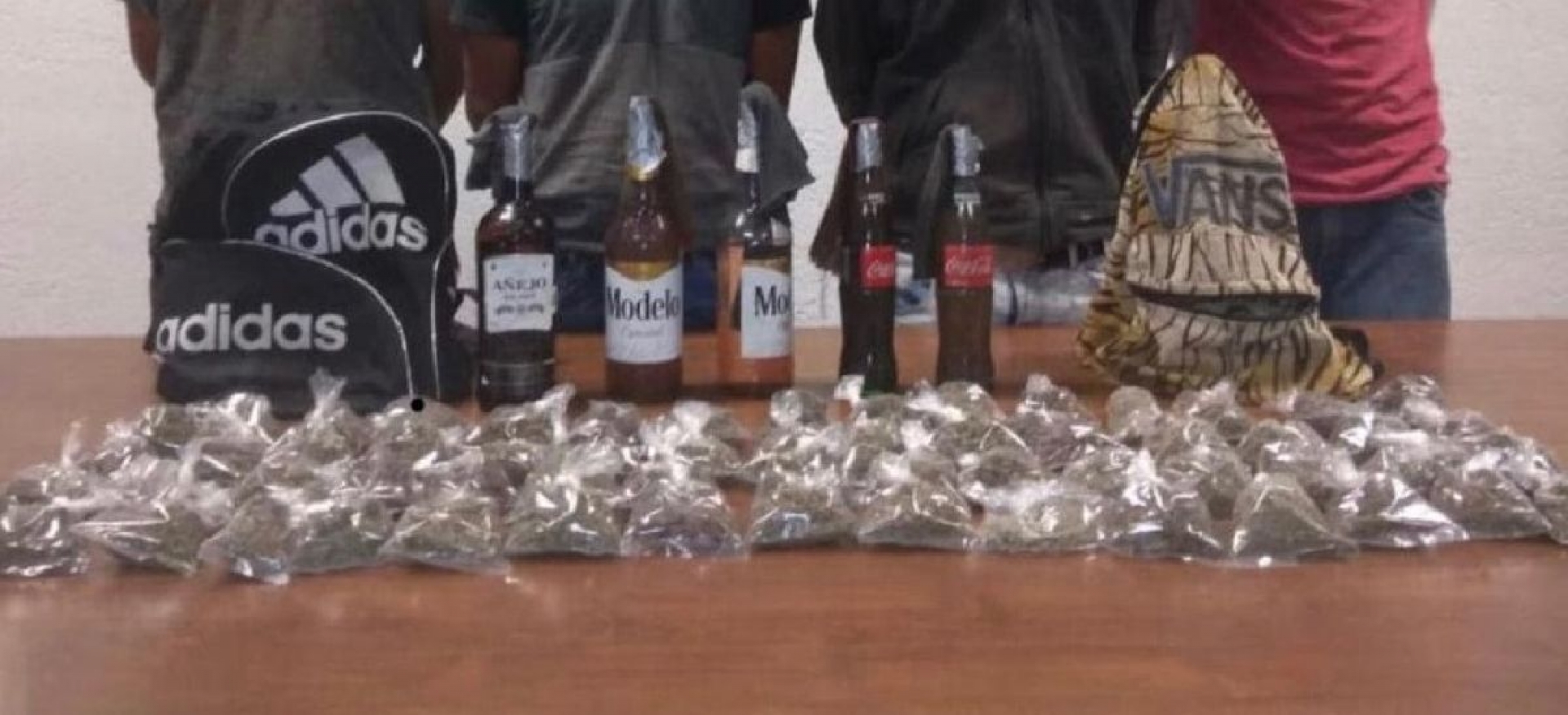 Atrapan a cuatro jóvenes con bombas molotov y marihuana