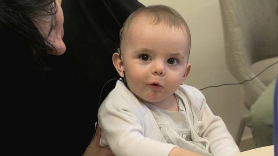 Sira, la bebé de 8 meses que escucha por primera vez