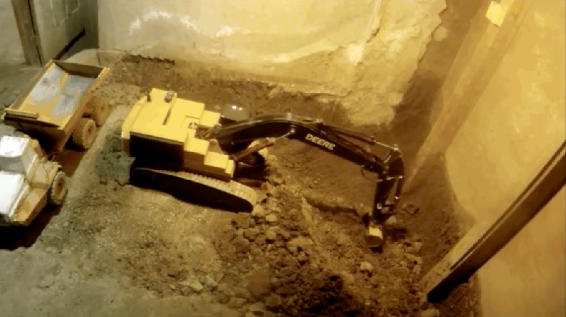 Excava un sótano en su casa usando únicamente juguetes de construcción en miniatura a control remoto
