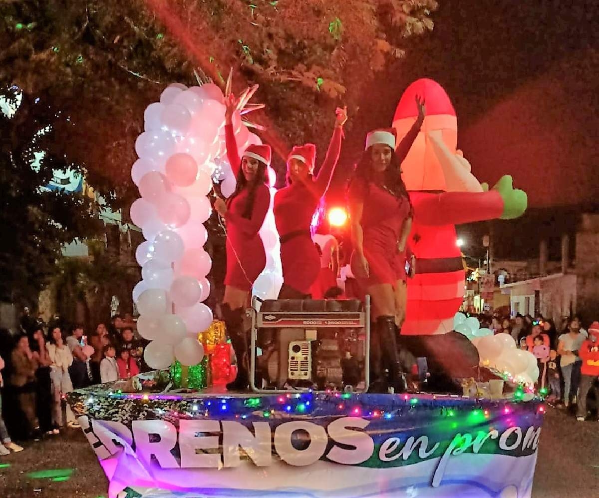 Masiva presencia de familias en desfile navideño en Cuautla