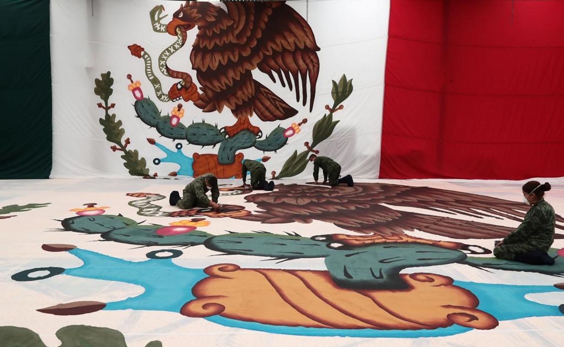 A mano, así se hace la bandera de México: gobierno federal
