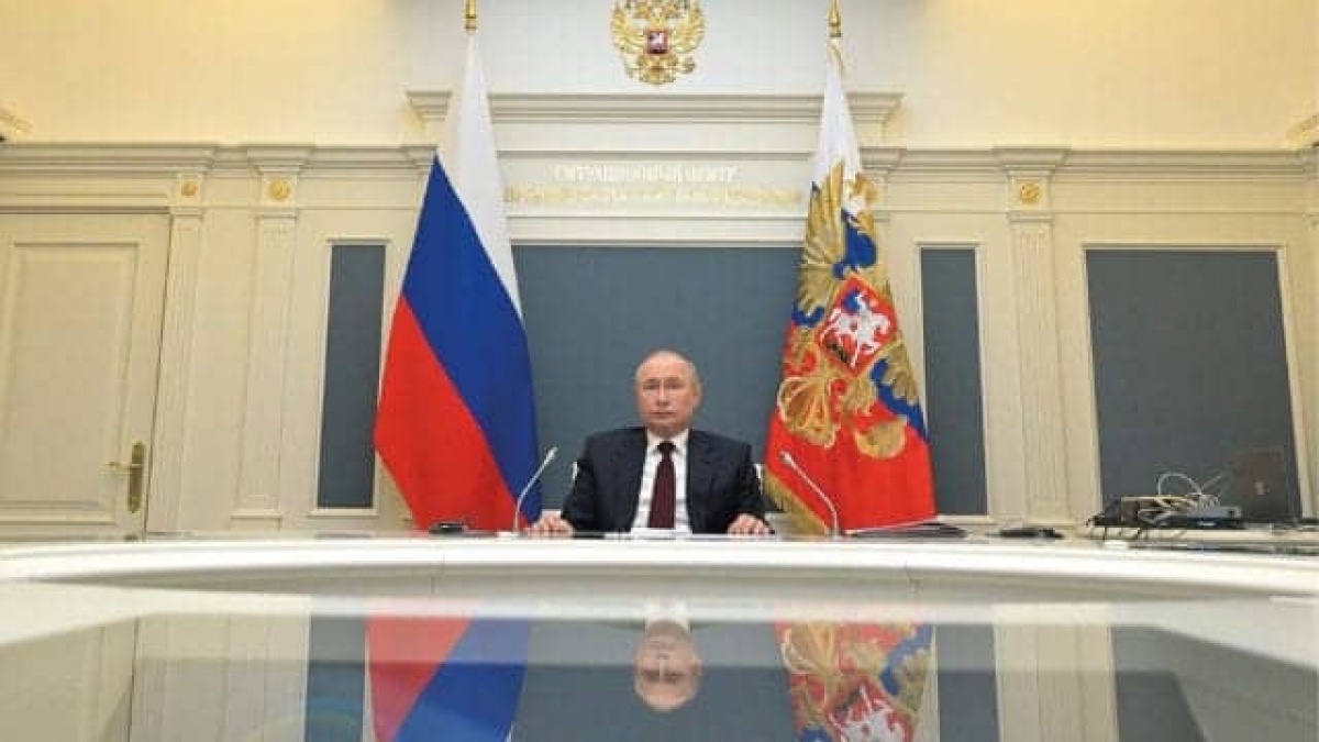 Vladimir Putin premia a creadores de la vacuna Sputnik V
