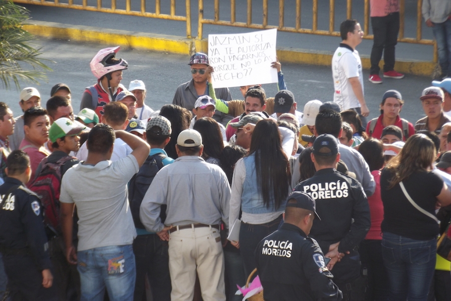 Cierran trabajadores municipales la avenida Zapata de Temixco