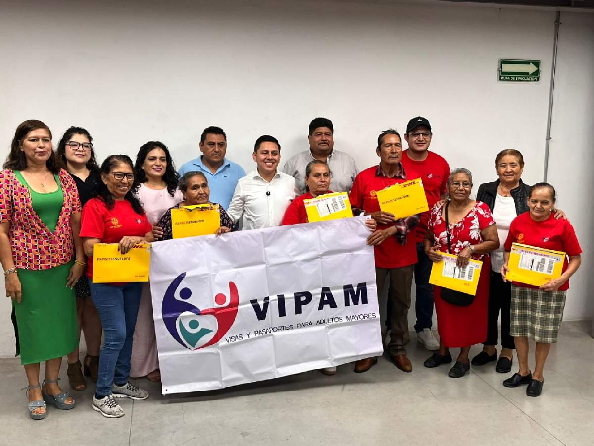 Entrega alcalde de Jojutla visas a adultos mayores