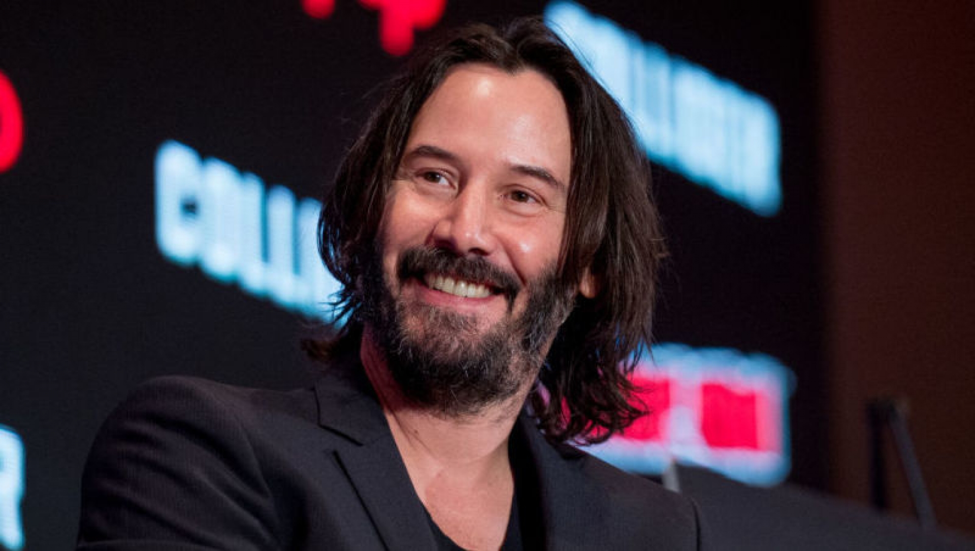 Saluden a Keanu Reeves, un tipo normal absolutamente extraordinario y rey del aeropuerto
