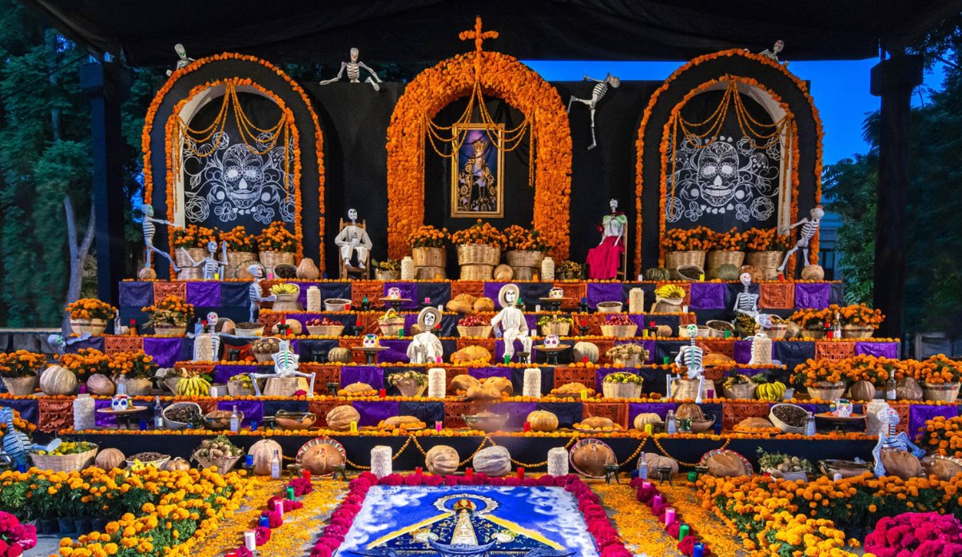 Por qué no poner fotos de vivos o recién fallecidos en el altar