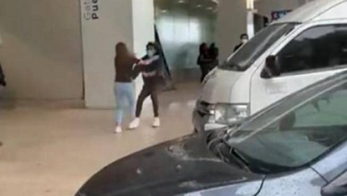 Pareja se reencuentra, corre a abrazarse y sufre graciosa caída