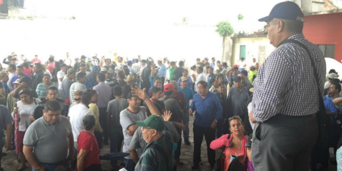 Transportistas de la región sur deciden incorporarse al plantón en Cuernavaca