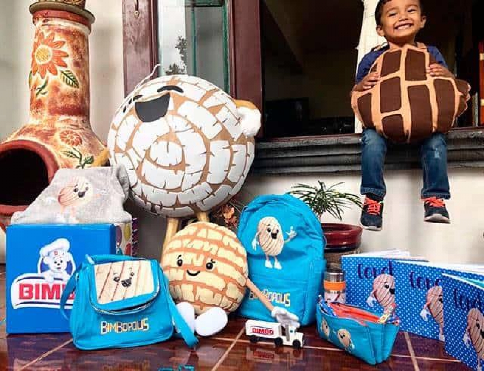 VIDEO: Osito Bimbo le lleva sorpresa al niño de la fiesta de concha