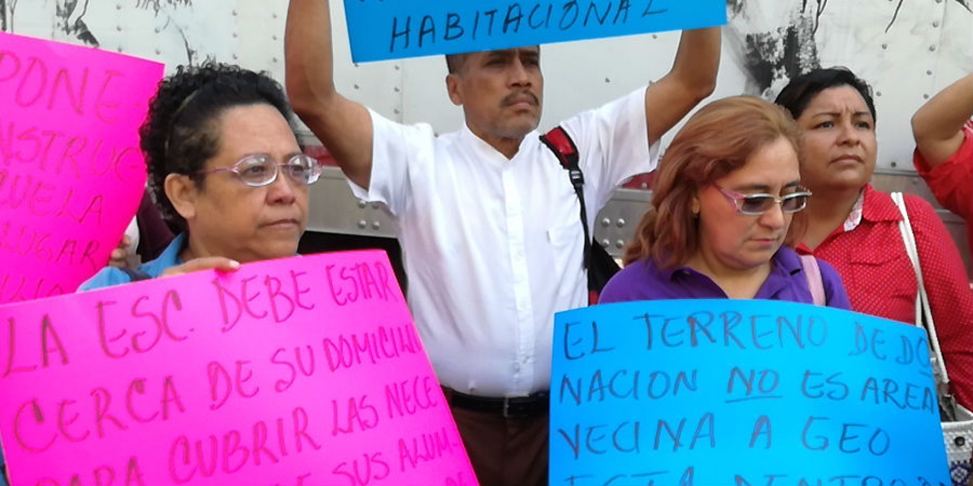 Se manifiestan vecinos de unidad habitacional en Cuautla en contra de construcción de secundaria