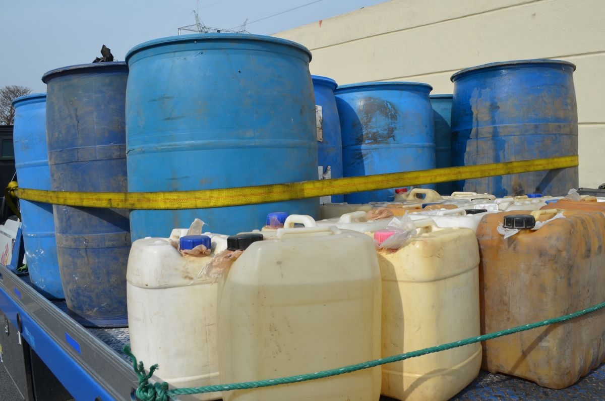 Hallan bidones y garrafas con gasolina robada en Coajomulco