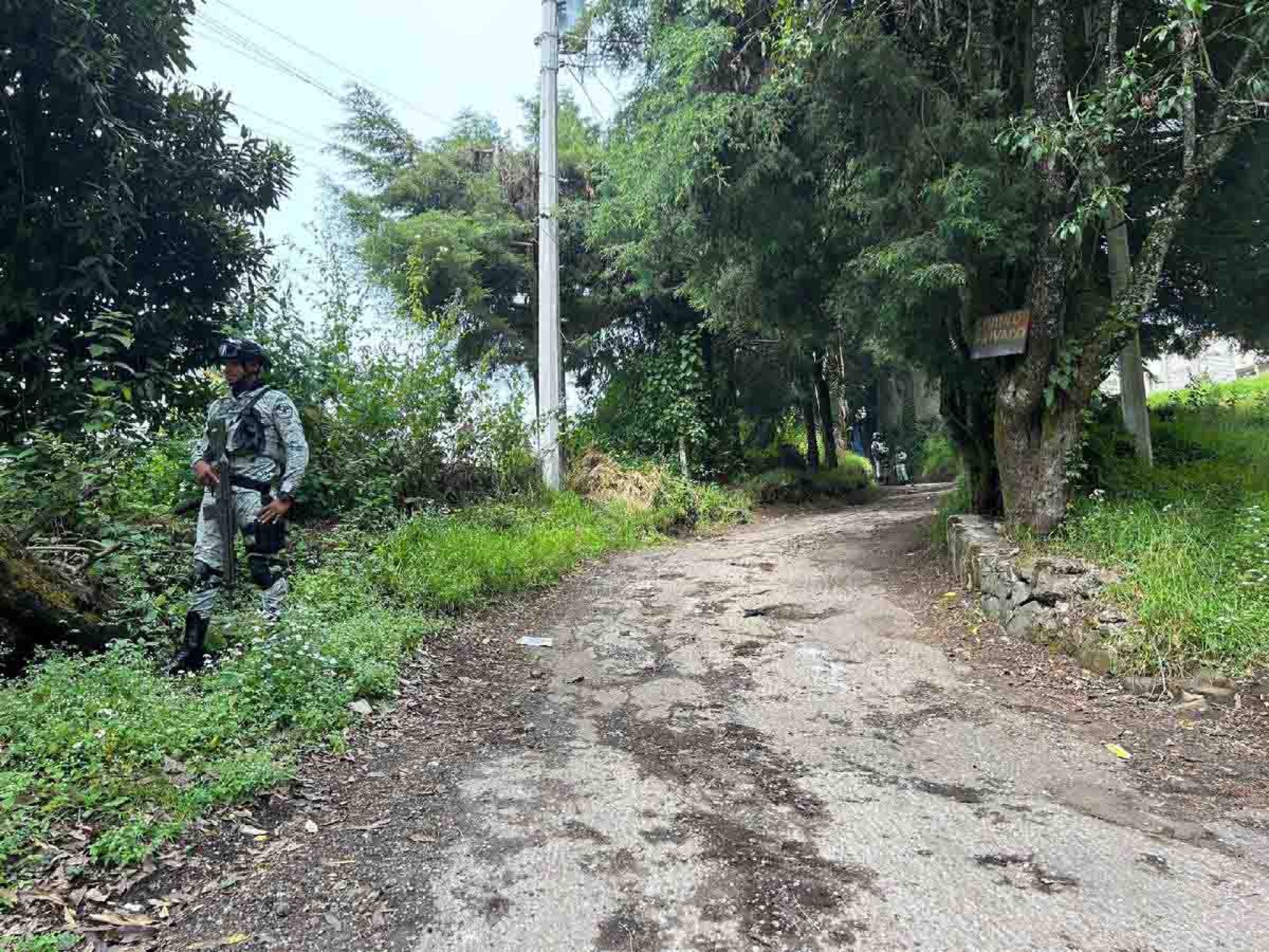 Hallan un cadáver semienterrado en Huitzilac