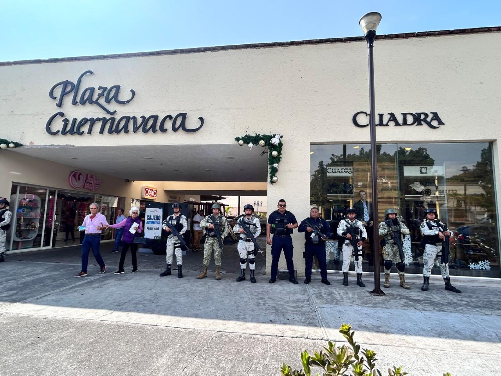 Continúa 'Operativo Máxima Presencia' en plazas comerciales, bancos y tiendas de autoservicio en Cuernavaca