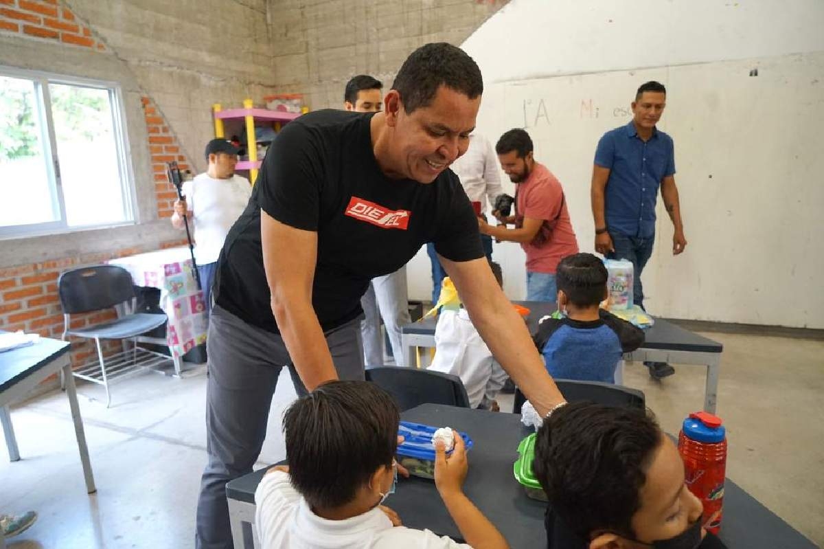 Juan Ángel Flores Bustamante pone en marcha programa de comidas calientes