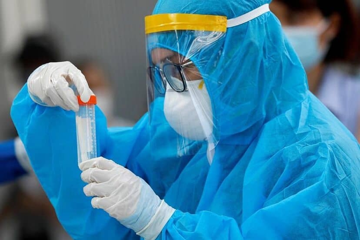Israel reporta casos sospechosos de nueva variante de COVID detectada en Sudáfrica
