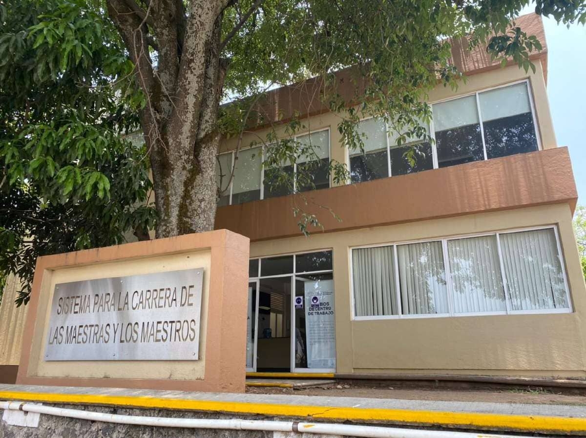 Emite IEBEM recomendaciones examen a futuros maestros