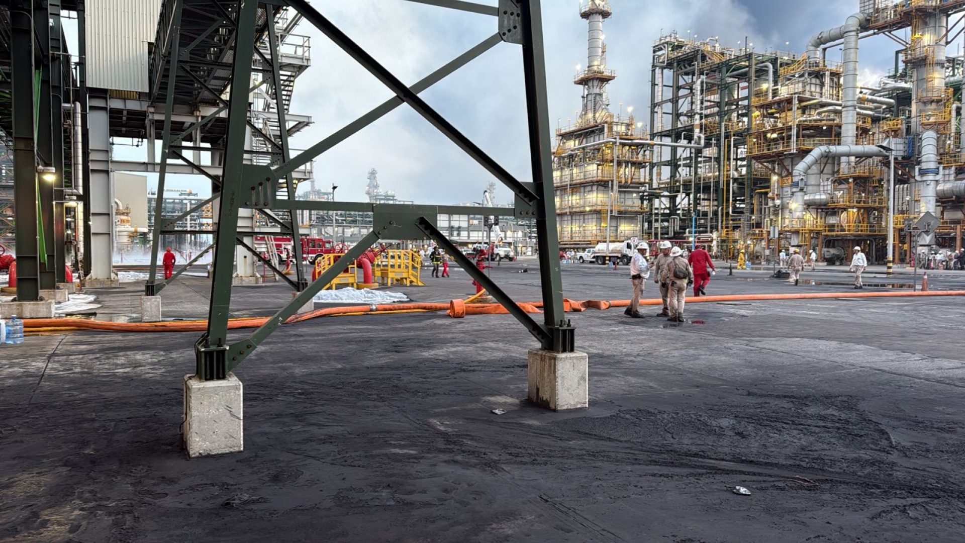 Pemex informa que la Refinería Olmeca opera con normalidad tras incendio