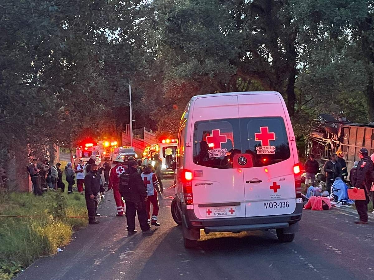Vuelca autobús de banda musical; hay cuatro muertos y 34 heridos