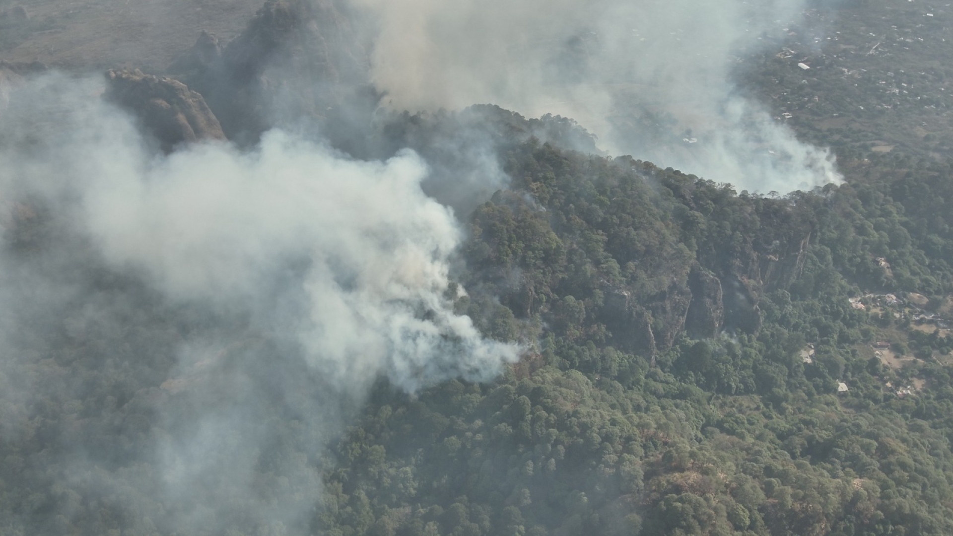 Incendio forestal en paraje 'Las tirolesas' de Santo Domingo Ocotitlán, en Tepoztlán
