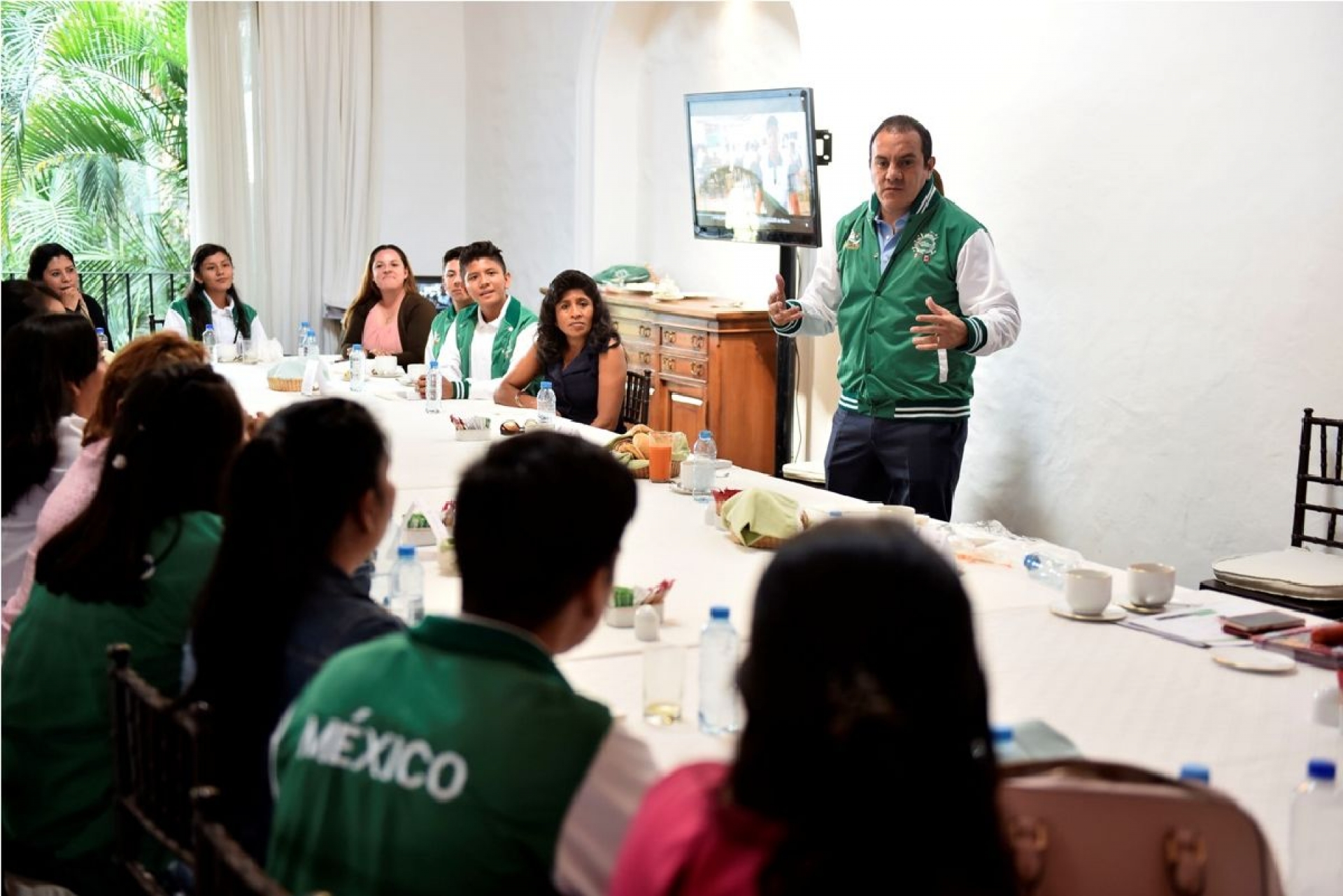 Convive Cuauhtémoc Blanco con estudiantes del CECyTE que viajarán a Canadá