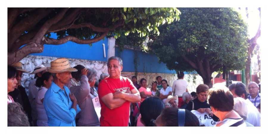 Se manifiestan ciudadanos frente a las oficinas del SAPAC