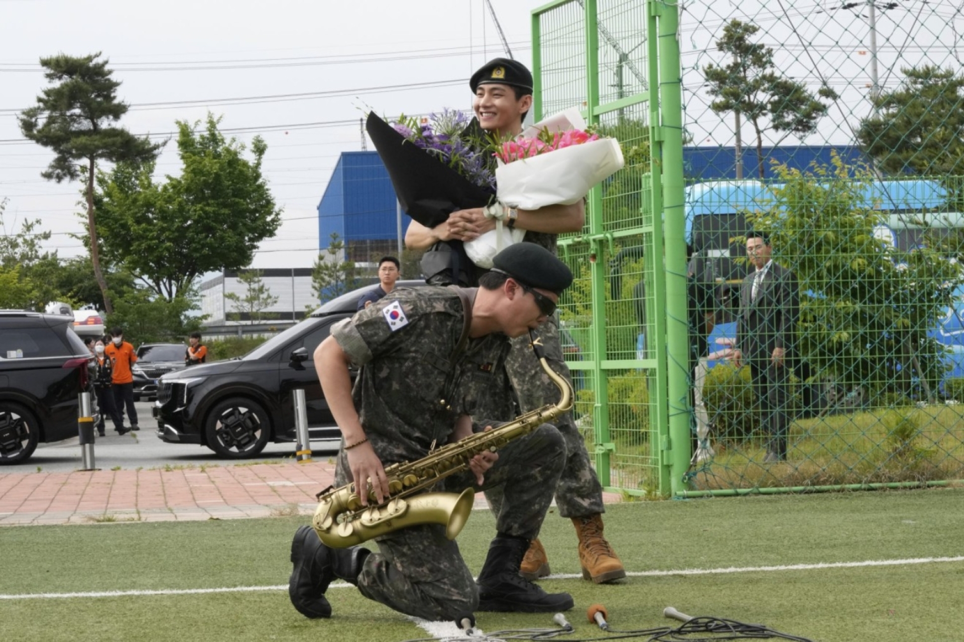 ¡Regresan con estilo! RM y V de BTS salen de su servicio militar y son recibidos por fans