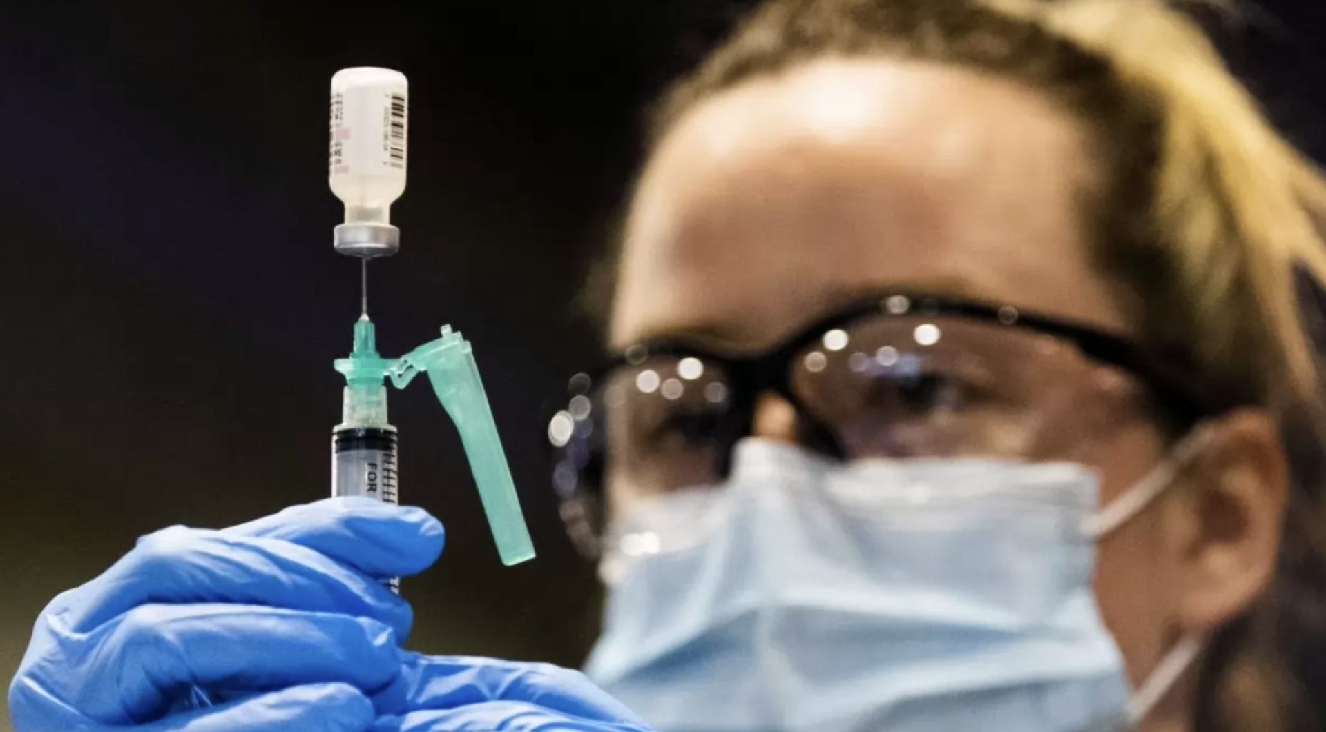 Mutaciones de COVID 'hunden' el optimismo de salir de la pandemia aun con más vacunas cerca