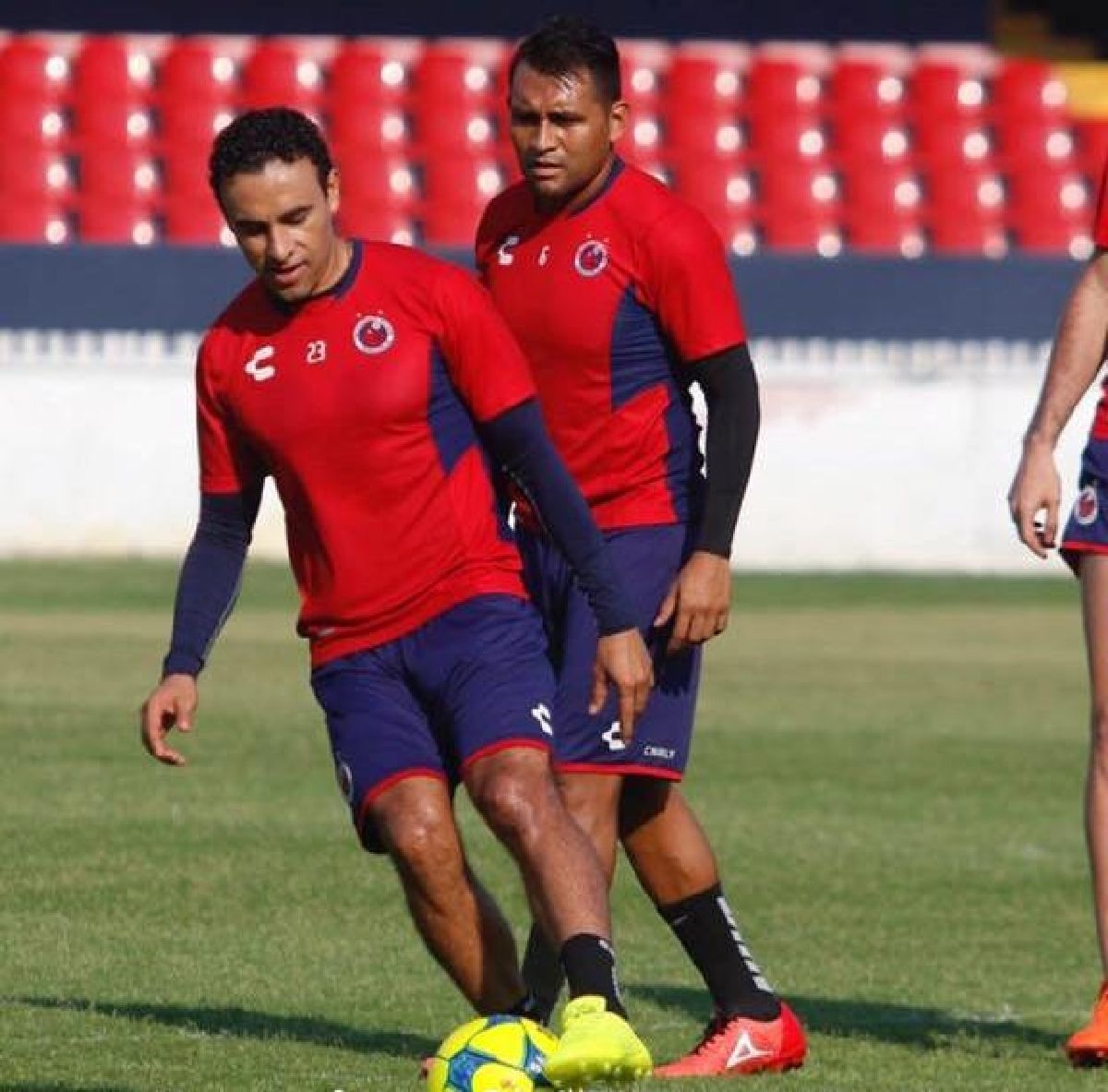 ¡Duelo de urgidos!