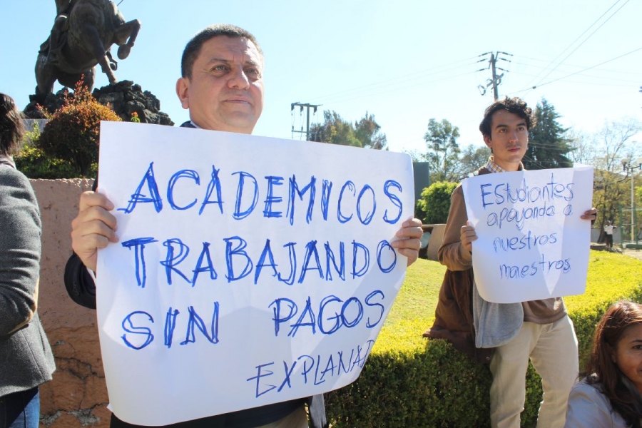 Investigadores de la UAEM protestan por la falta de pago