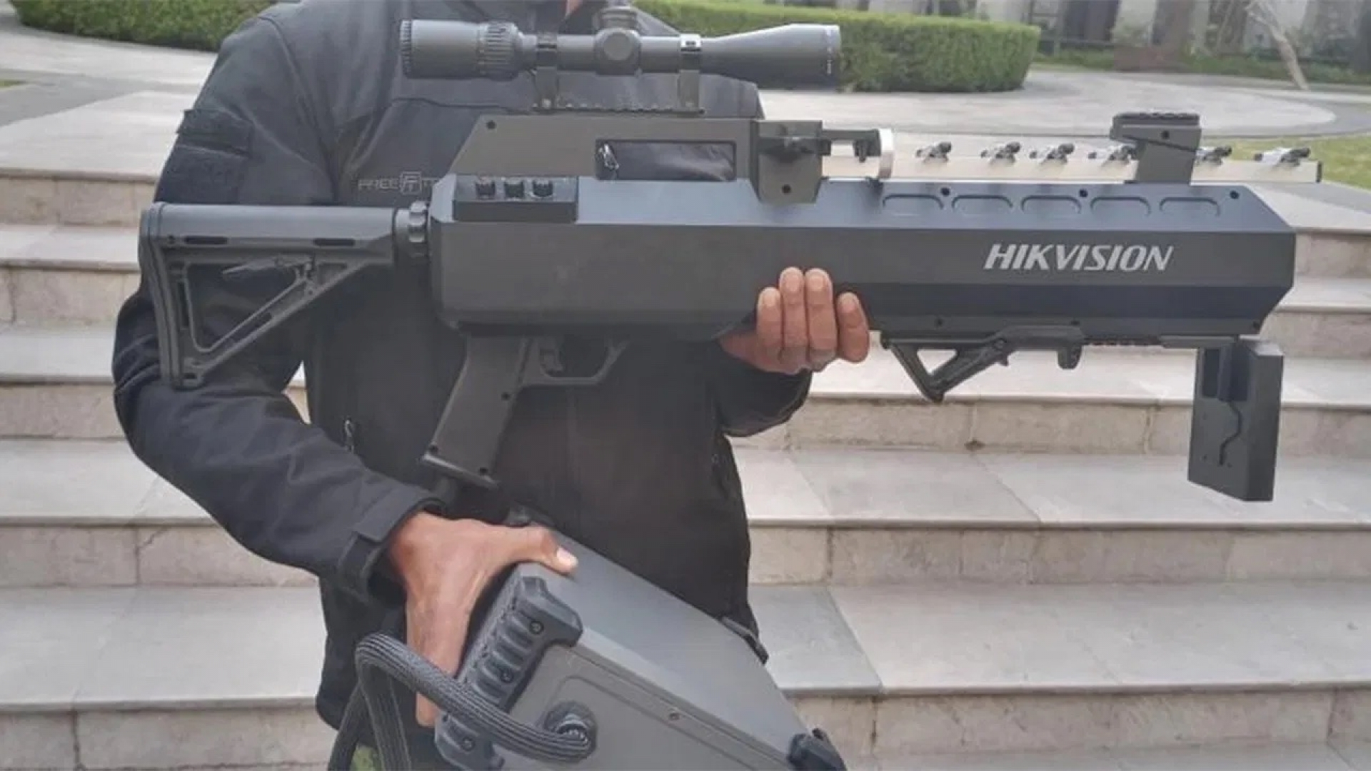 Así son los rifles antidrones que se vieron en la marcha del 8M de la CDM