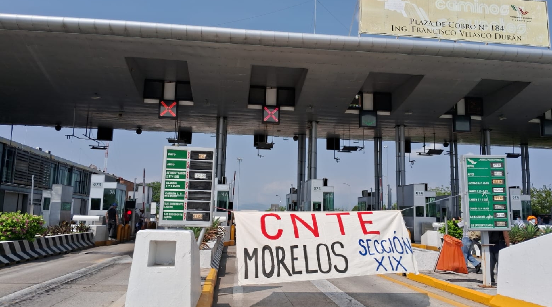 Se manifiestan integrantes de CNTE; 'liberan' caseta de Ahuehuetzingo