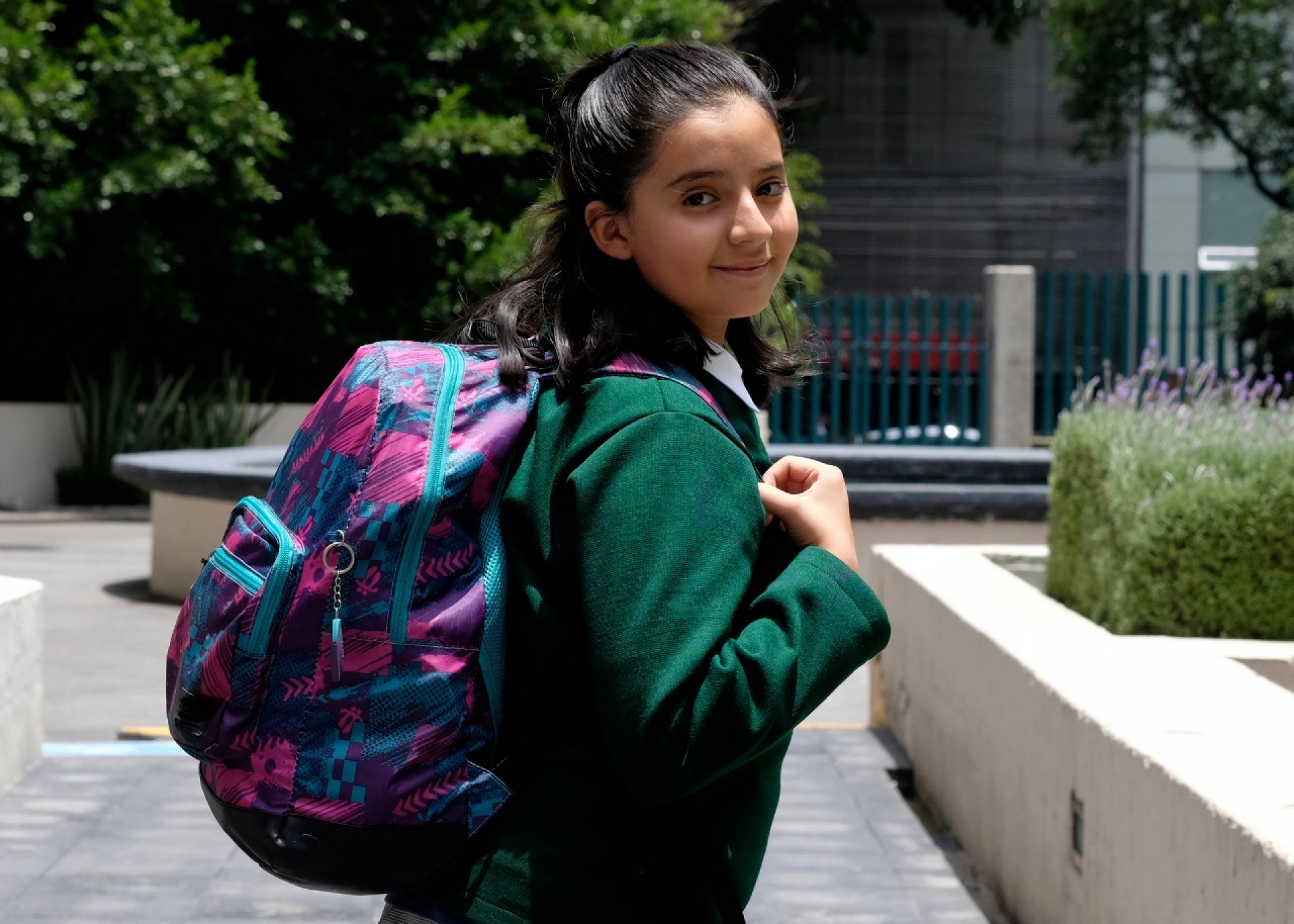 Especialistas recomiendan que niños no carguen mochilas pesadas